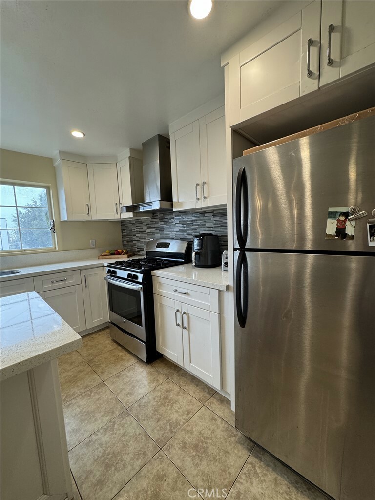 Property Photo:  3206 W 18th Street B  CA 90019 