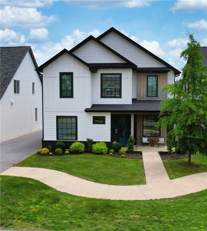 Property Photo:  850 NW A Street  AR 72712 