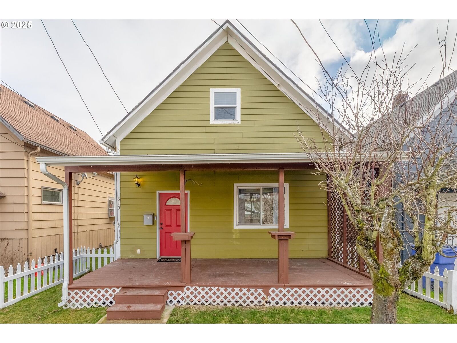 Property Photo:  610 S Pacific Ave  WA 98626 