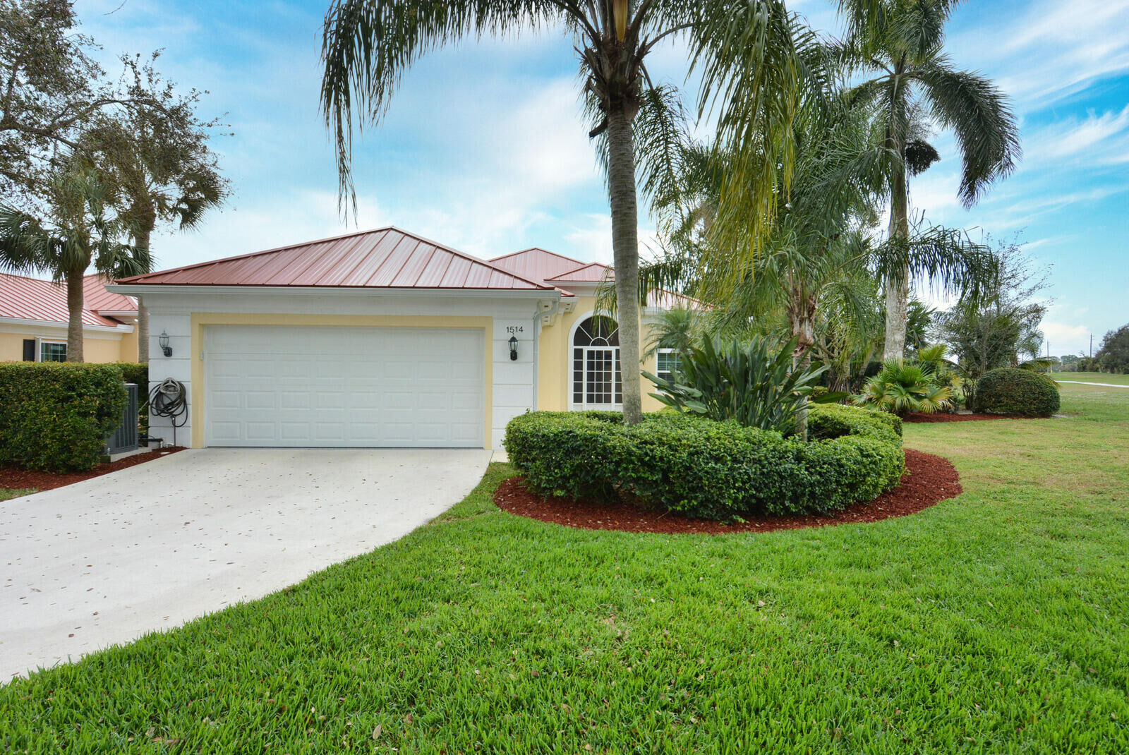 Property Photo: 1514 SW Eagleglen Place FL 34997