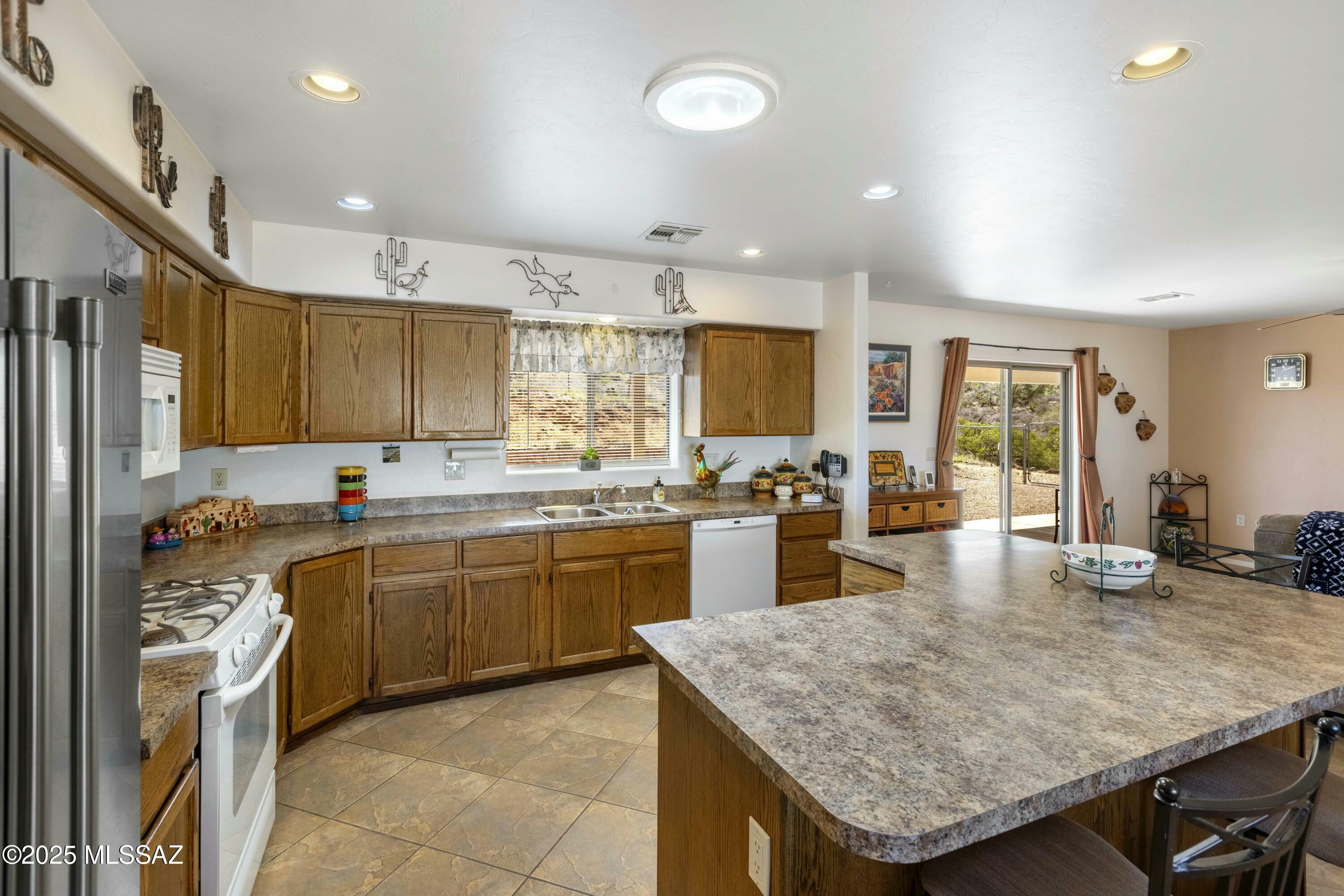 Property Photo:  881 N Mountain View Drive  AZ 85623 