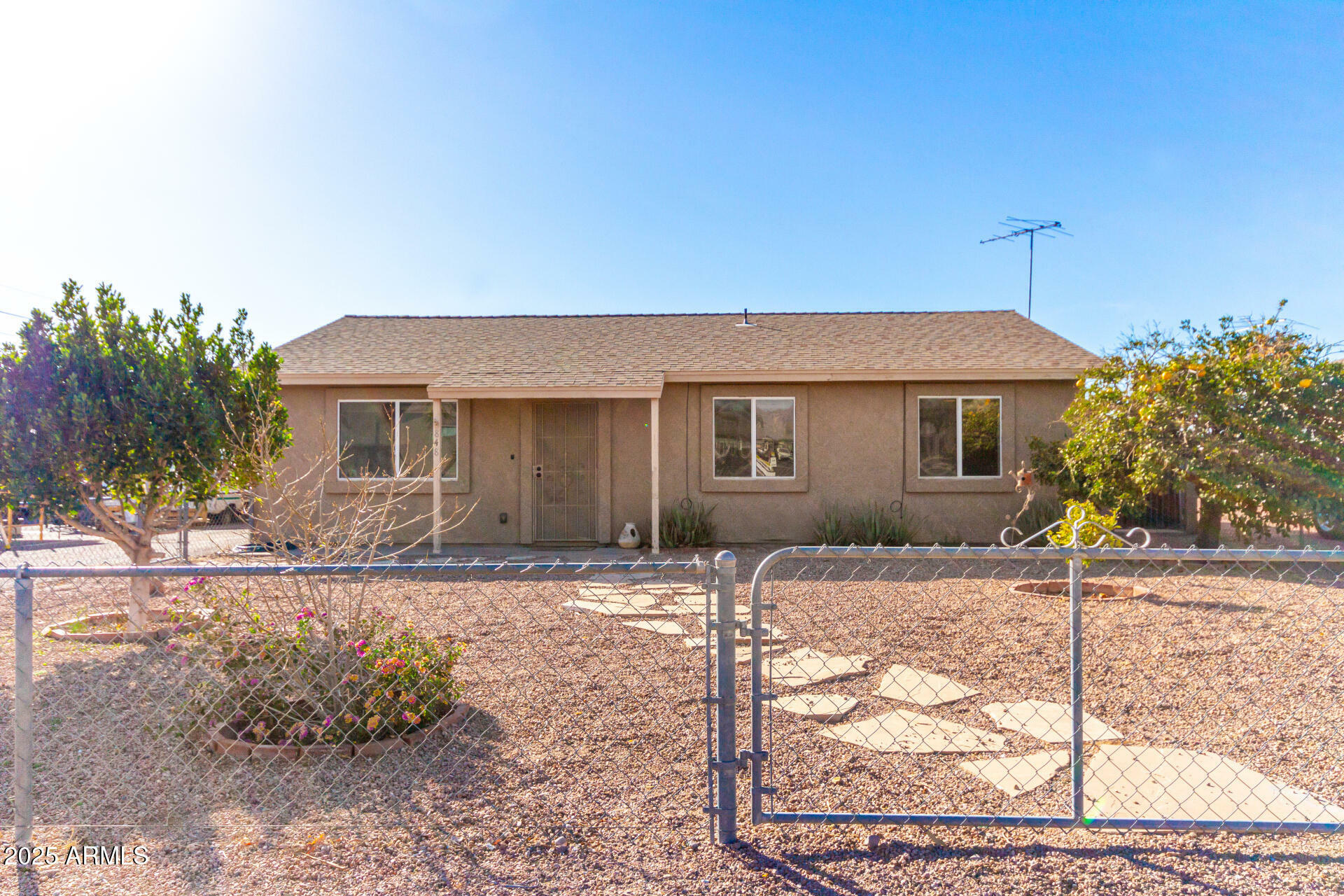 Property Photo:  848 N Main Drive  AZ 85120 