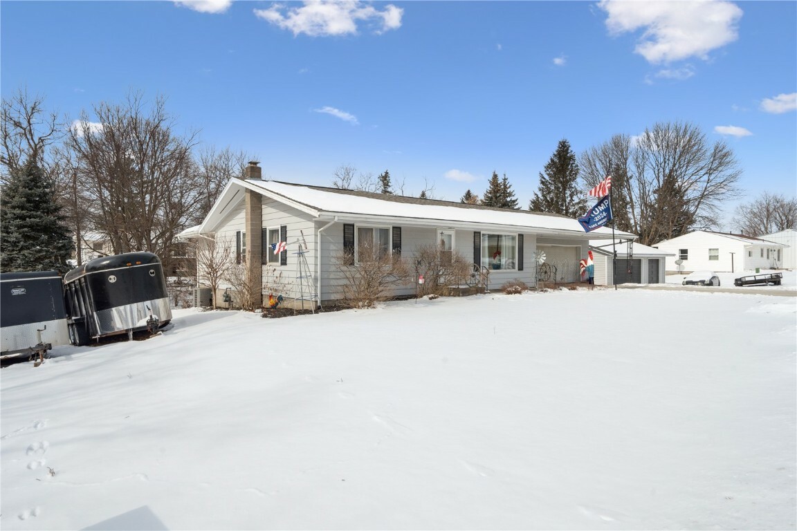 Property Photo:  75 Jefferson Ave SW  IA 52338 