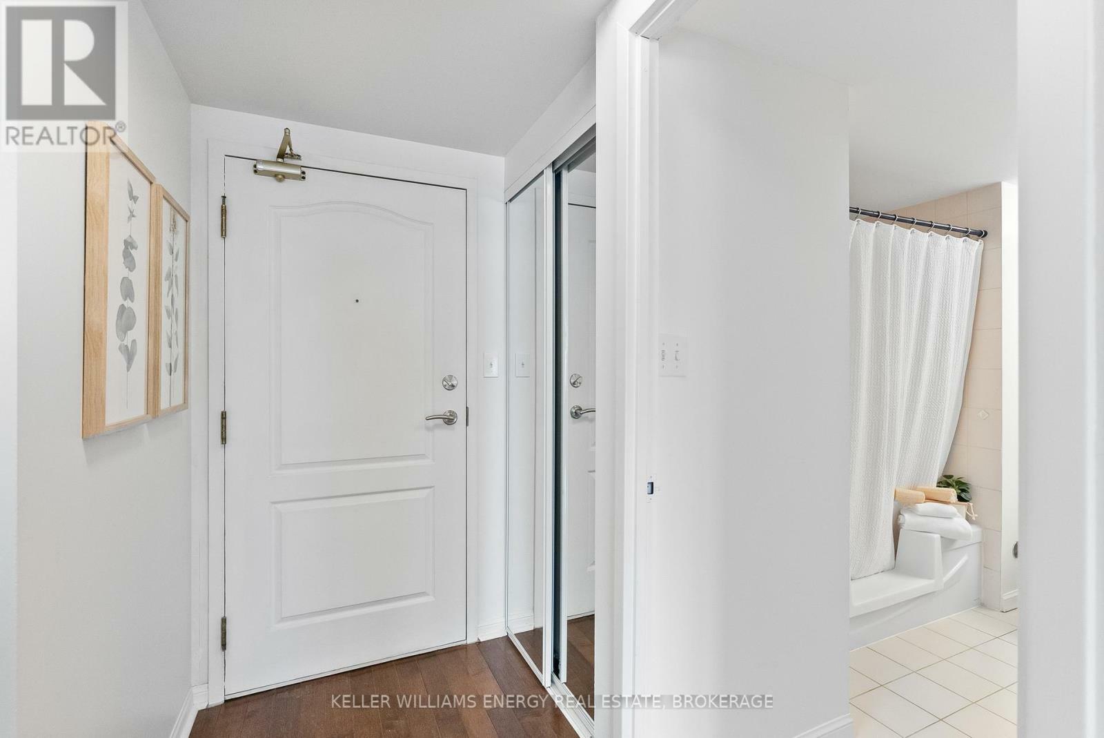 Photo de la propriété: 712 Rossland Road East 904 ON L1N 9E8