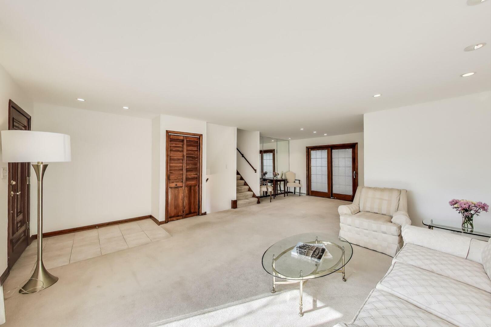 Property Photo: 1030 Horne Terrace IL 60016