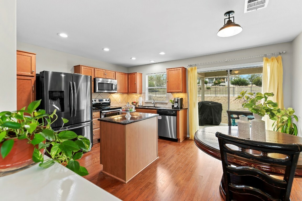 Property Photo: 106 Huntsville Cove TX 78633
