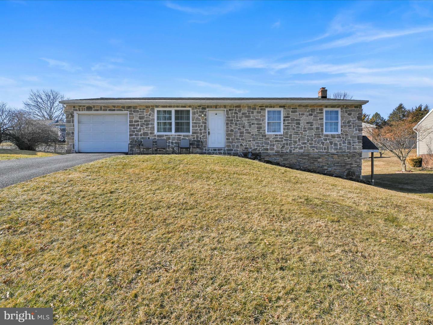 Property Photo:  2873 Fleetwood Drive  PA 17601 