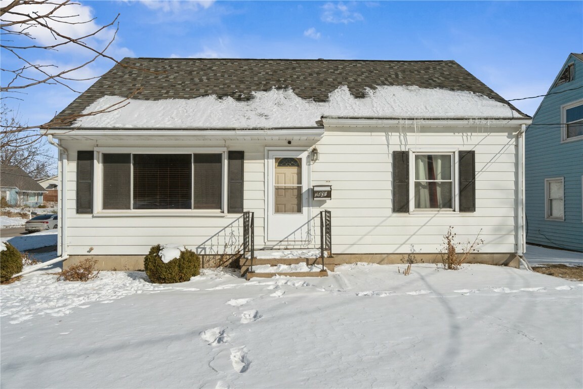 Property Photo:  2901 J Street  IA 52404 