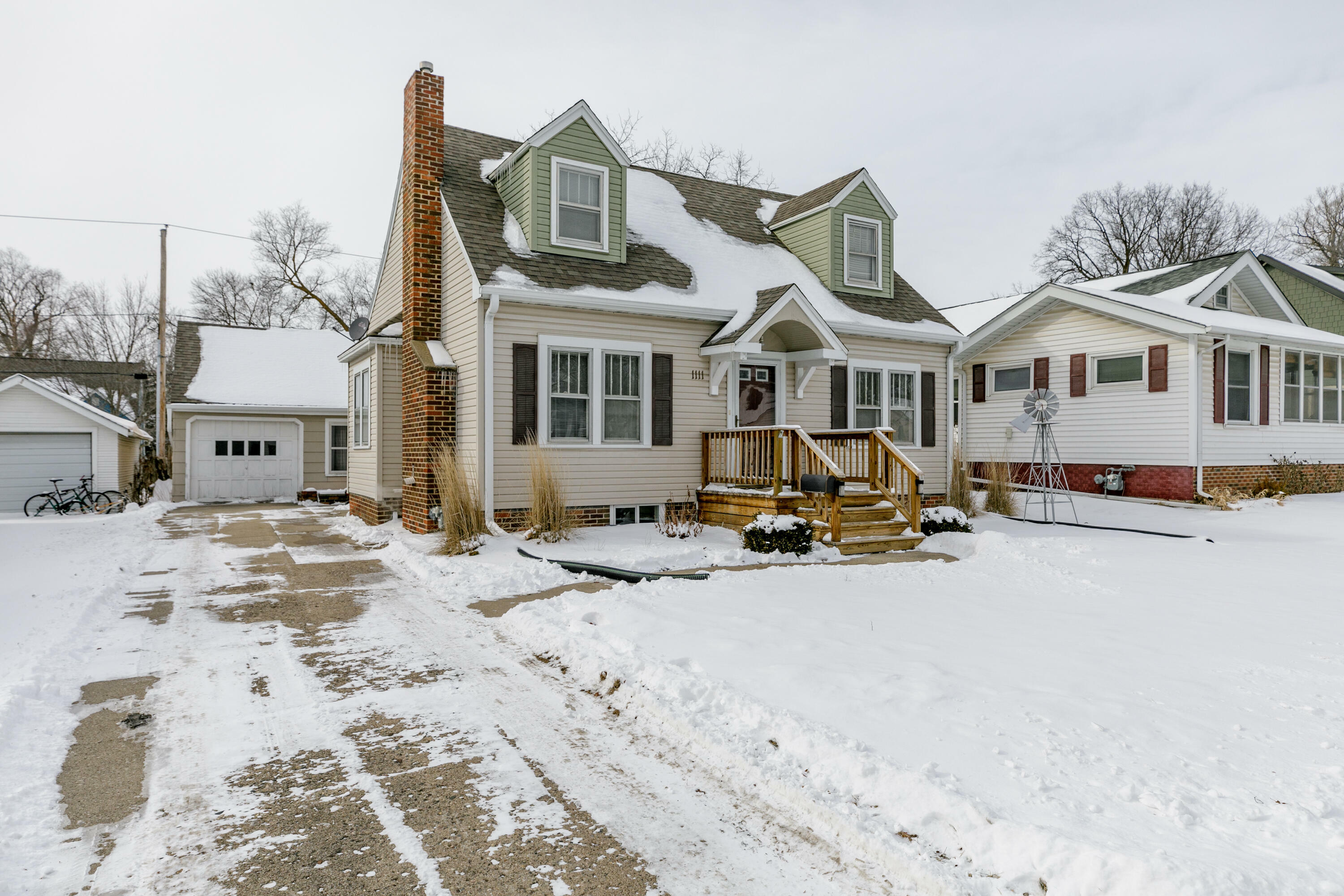 Property Photo:  1111 Roosevelt Ave  IA 50010 