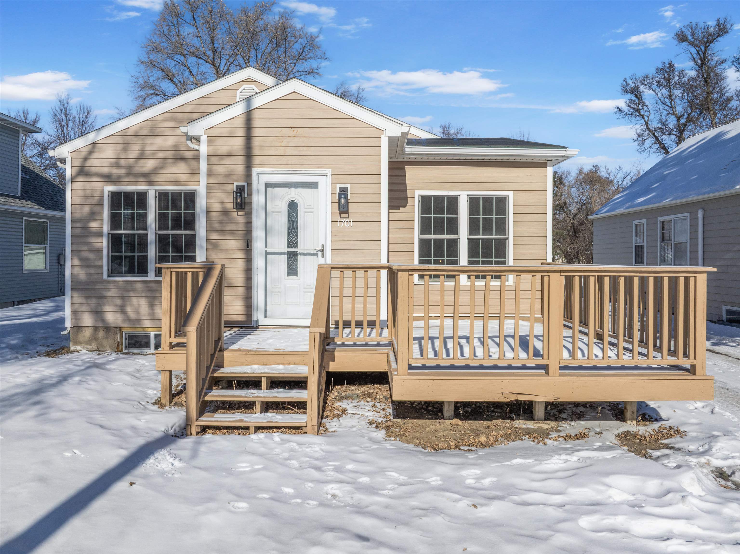 Property Photo:  1701 Burdick Expy E  ND 58701 