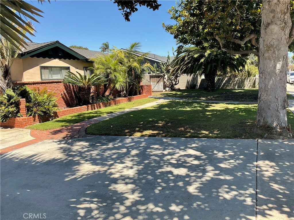 Property Photo:  268 E 18th Street  CA 92627 