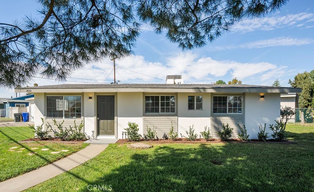 Property Photo:  800 N Vista Avenue  CA 92376 