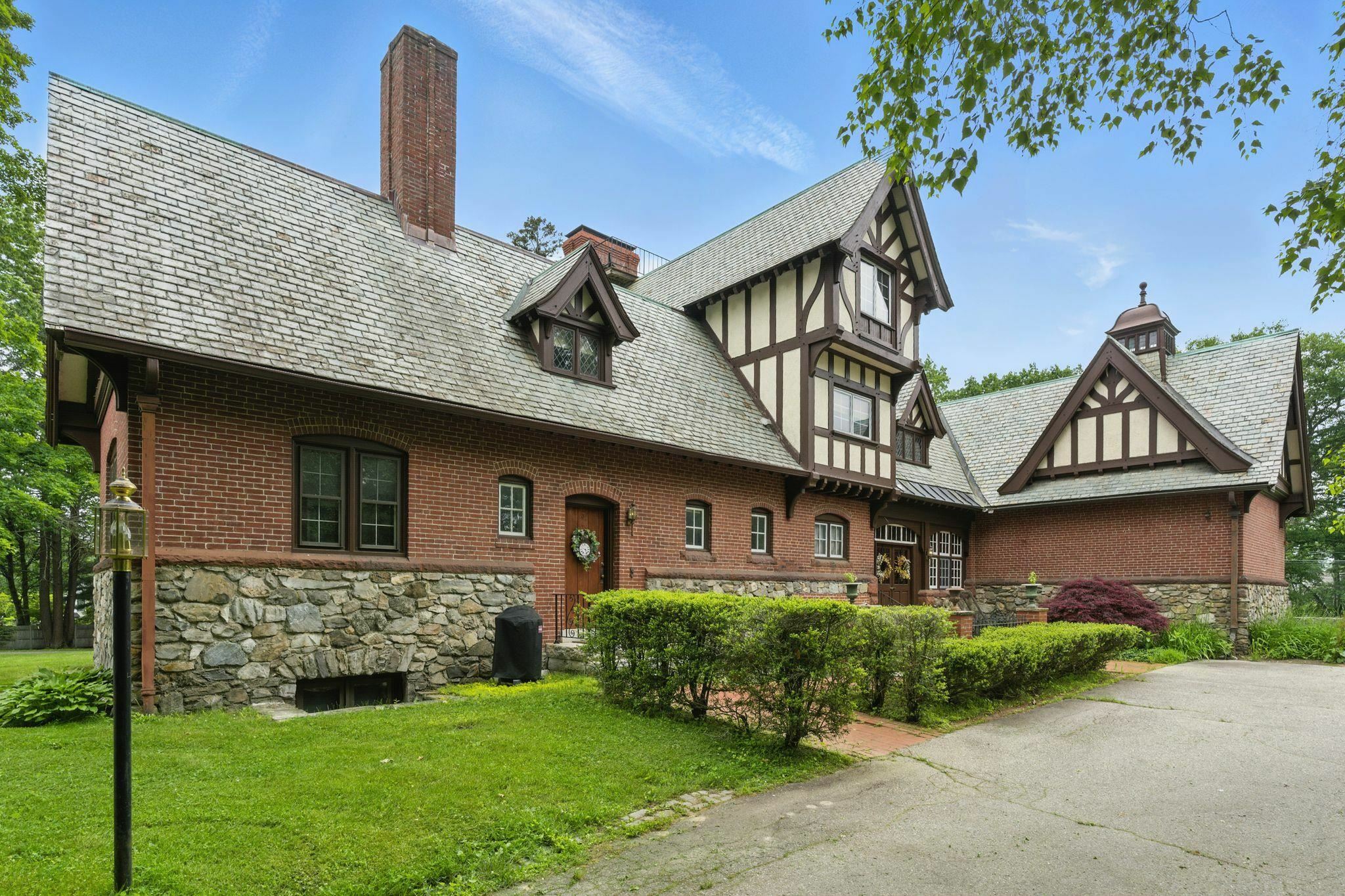 Property Photo: 80 Pond Street NH 03079