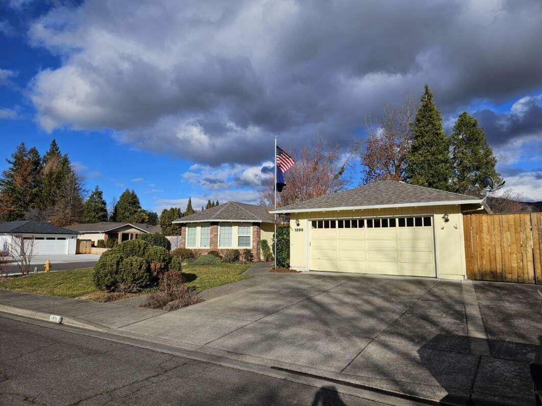Property Photo: 1896 Canyon Avenue OR 97504