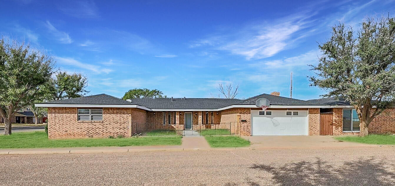 Property Photo: 419 E Jackson Street TX 79336