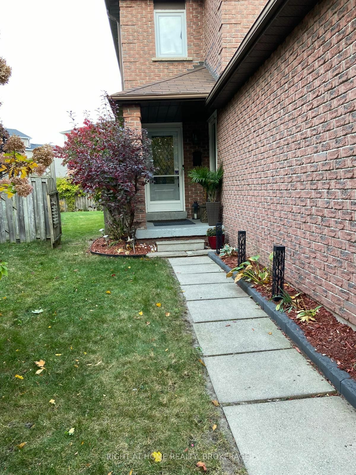 11 Eberlee Crt  Whitby ON L1N 8C9 photo