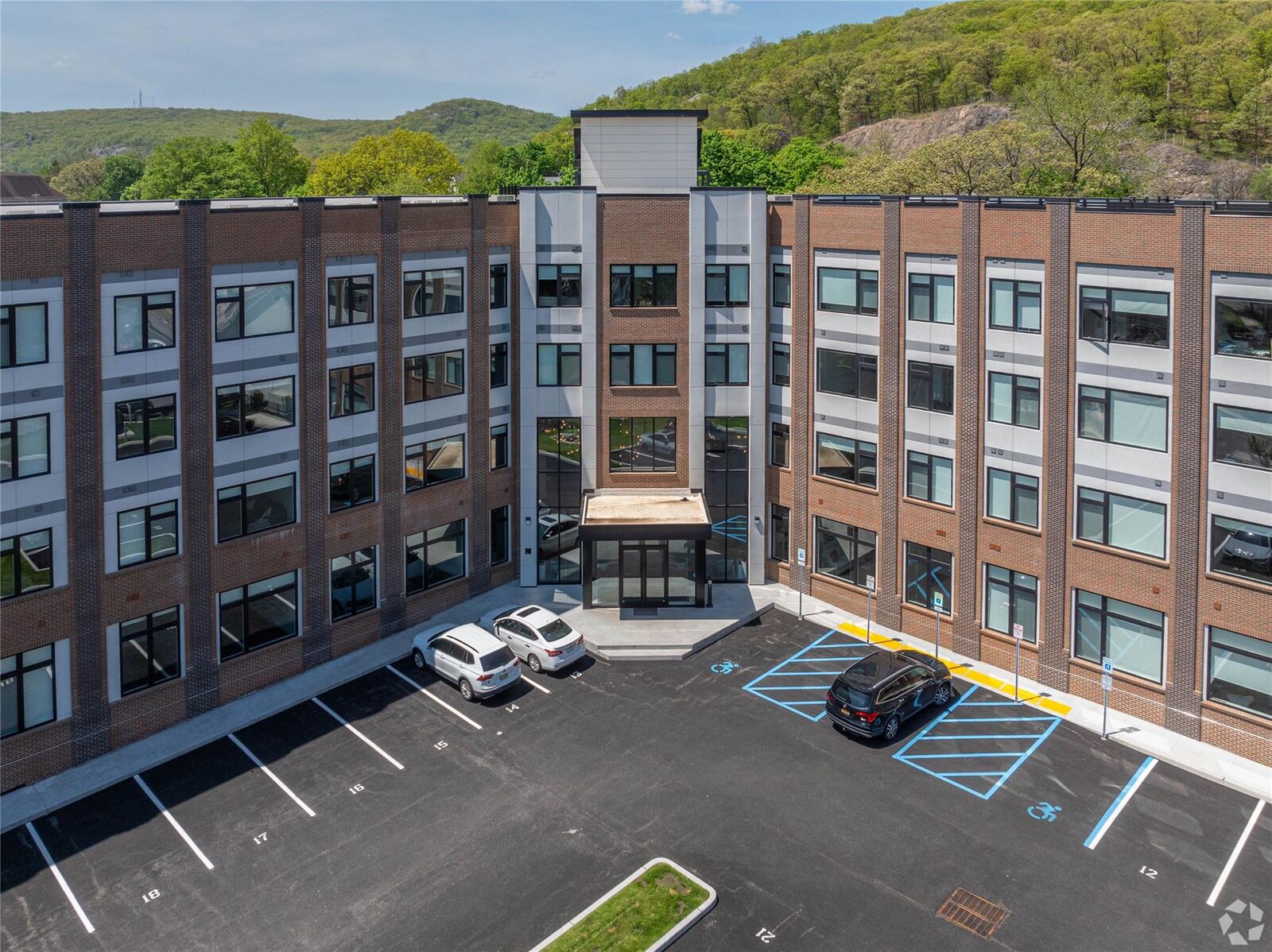 Property Photo:  15 Washington Avenue 402  NY 10901 