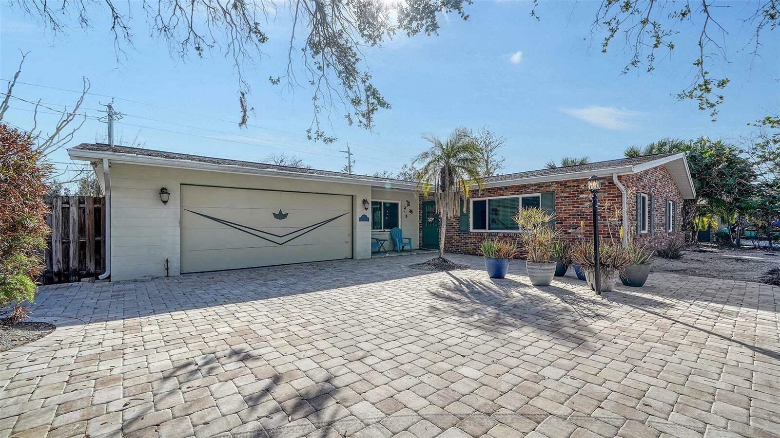 Property Photo: 5525 Shadow Lawn Drive FL 34242