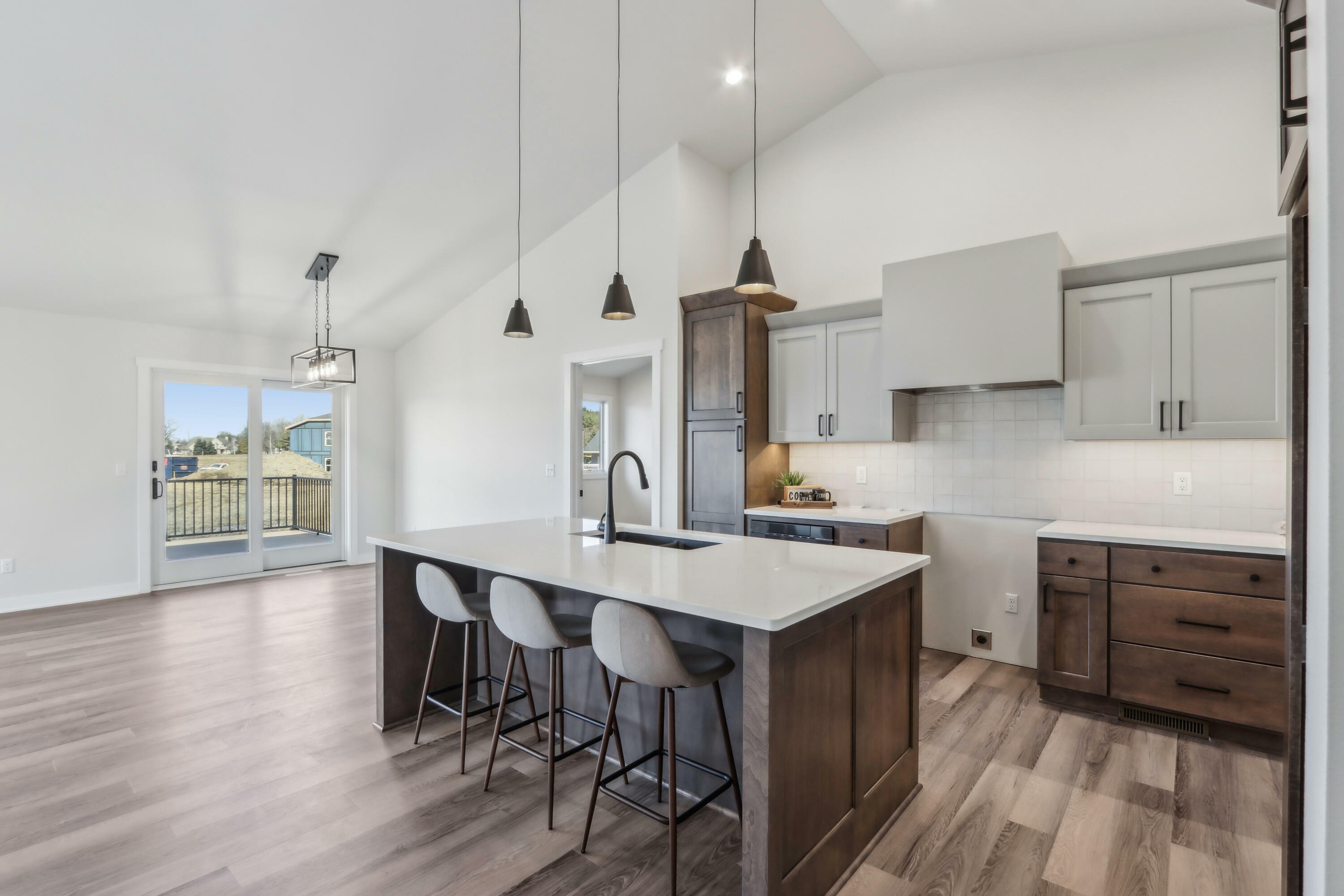 Property Photo:  527 Raybern Ct 10  WI 53075 