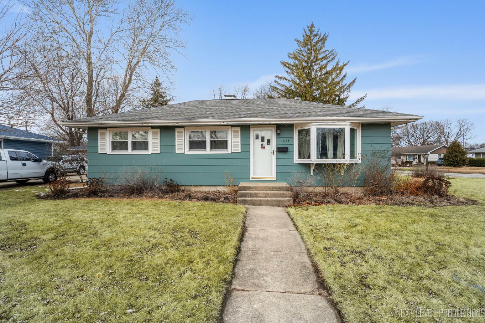 Property Photo:  1633 Roanoke Avenue  IL 60506 