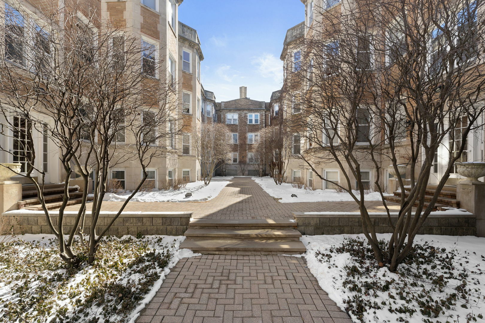 Property Photo: 861 W Cornelia Avenue 1 IL 60657