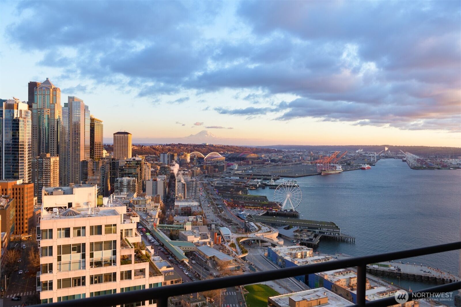 Property Photo:  2125  1st Avenue 3202  WA 98121 