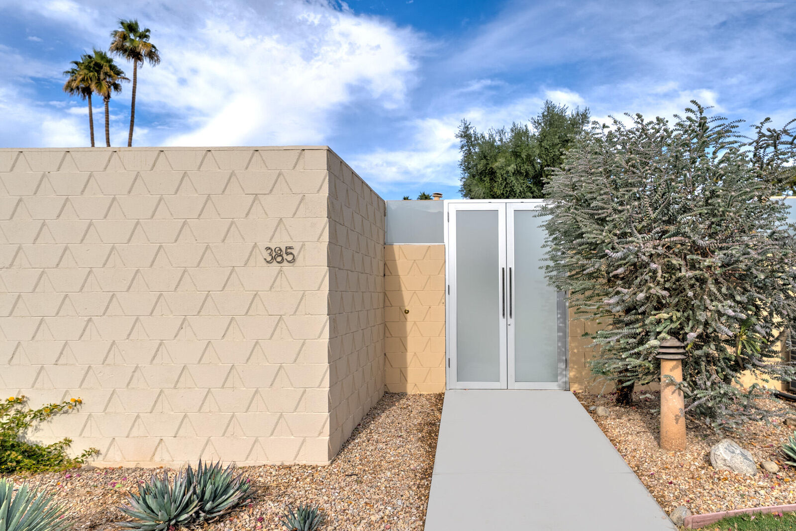 Property Photo:  385 Desert Lakes Drive  CA 92264 