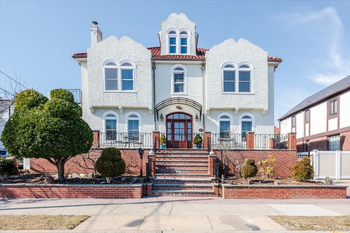 Property Photo:  211 Laurelton Boulevard  NY 11561 