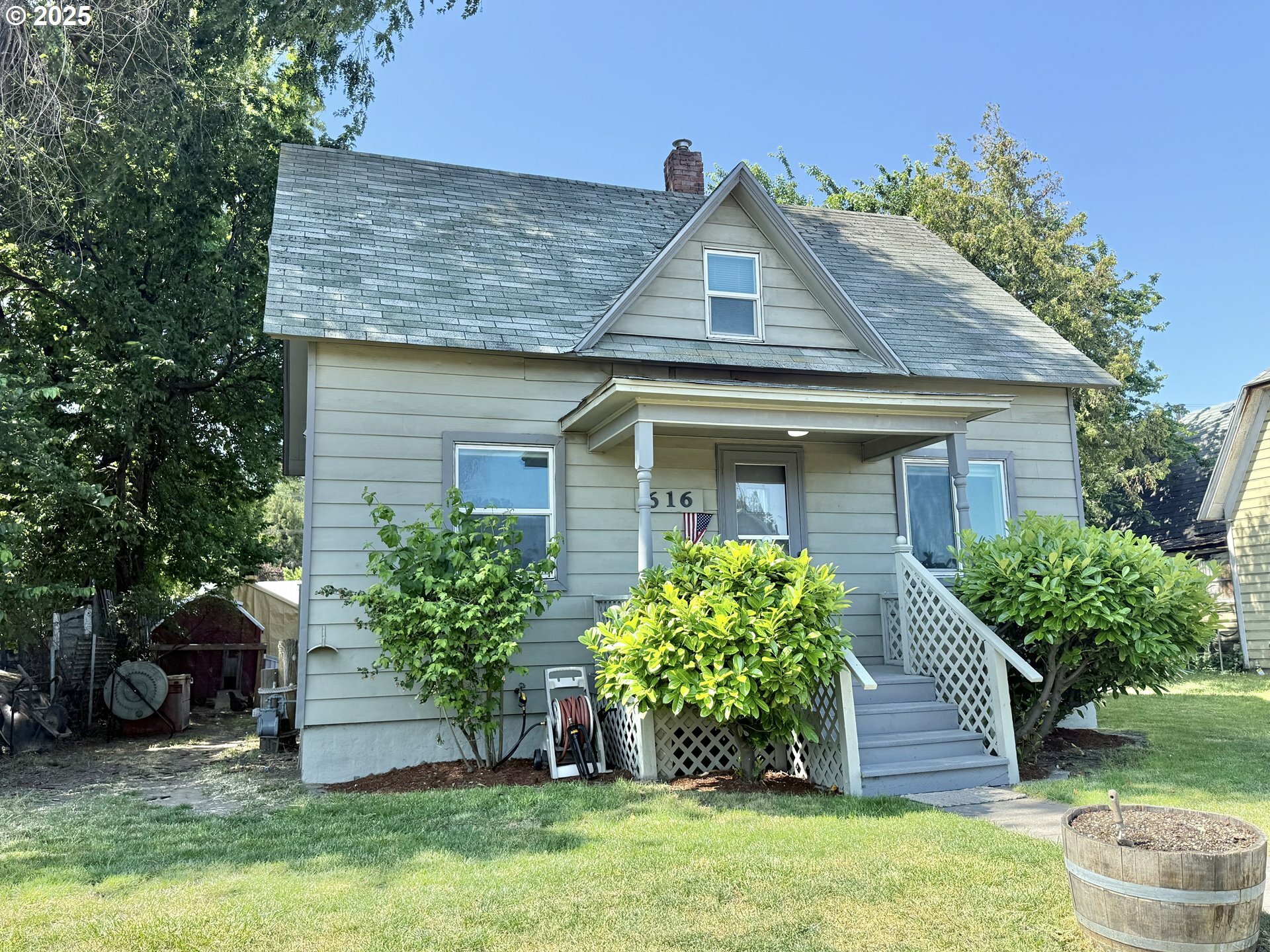 Property Photo: 616 E 11th St OR 97058