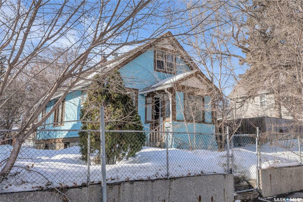 Property Photo:  215 I Avenue N  SK S7L 2G3 