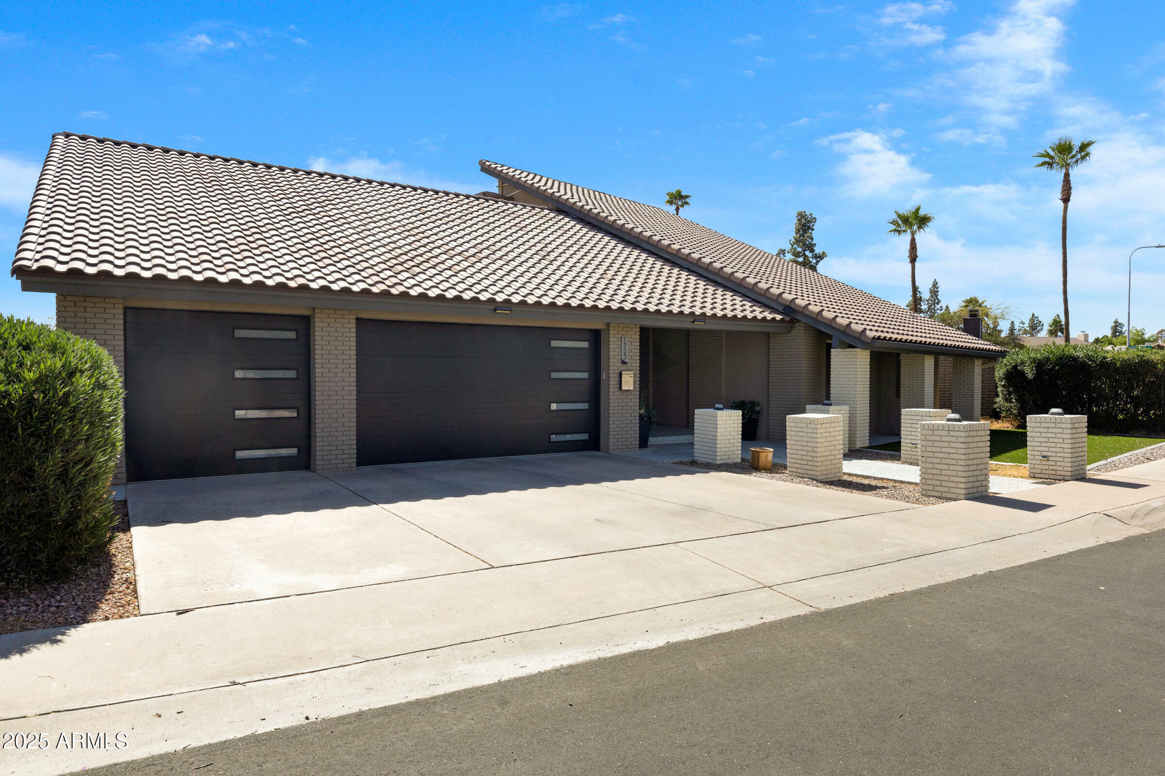 Property Photo: 1323 E Whalers Way AZ 85283