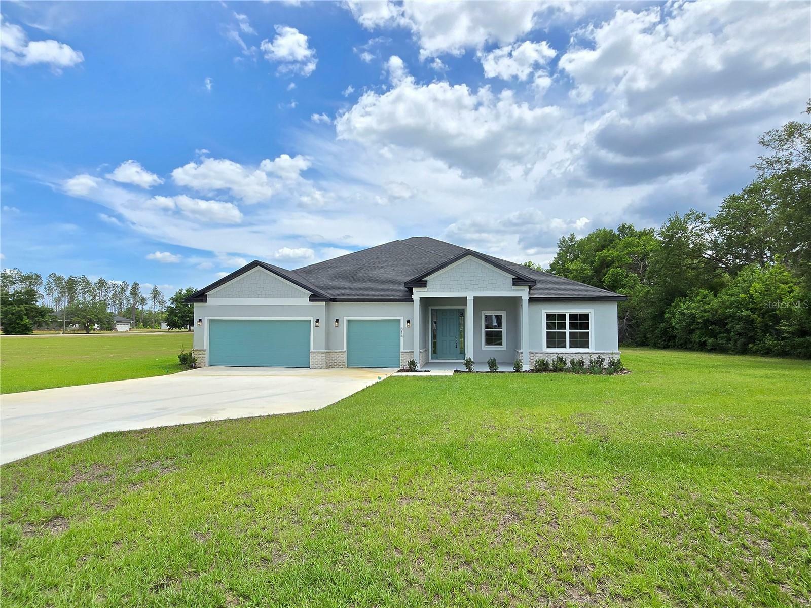 Property Photo: 814 E Bismark Street FL 34442