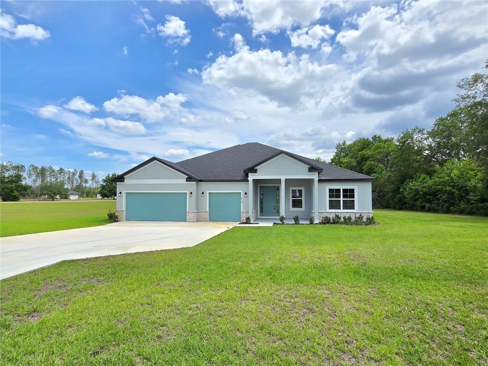 Property Photo: 814 E Bismark Street FL 34442