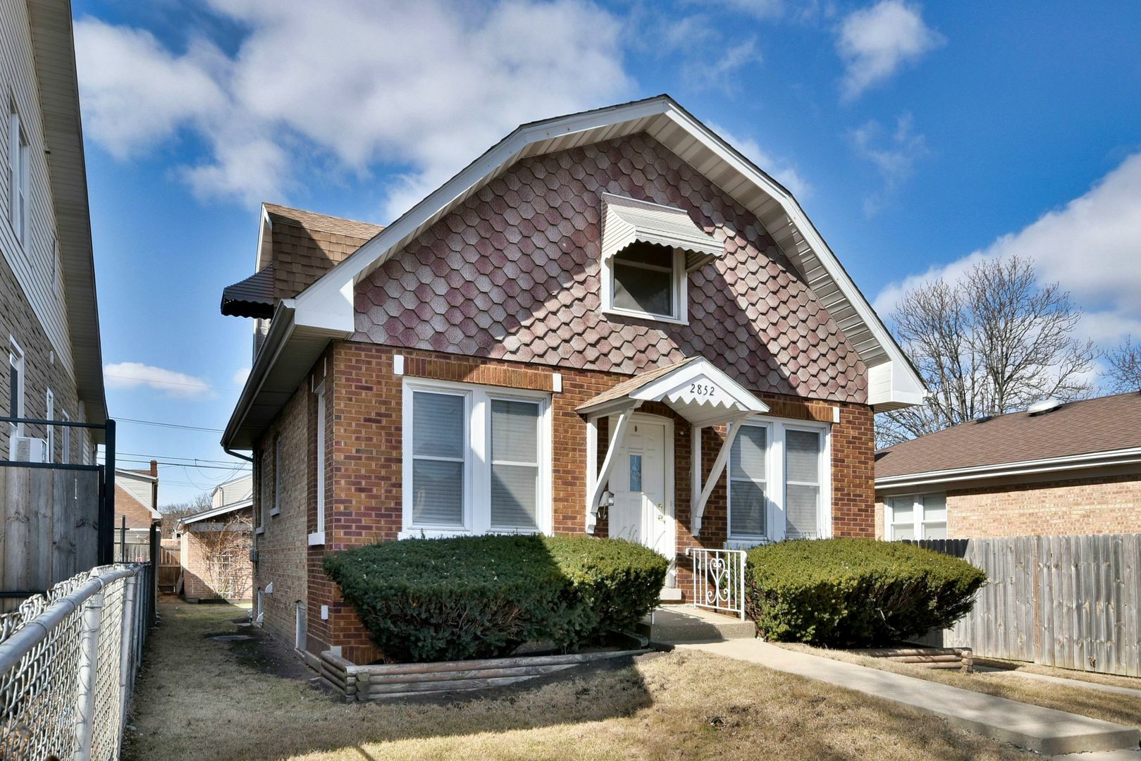 Property Photo:  2852 N New England Avenue  IL 60634 