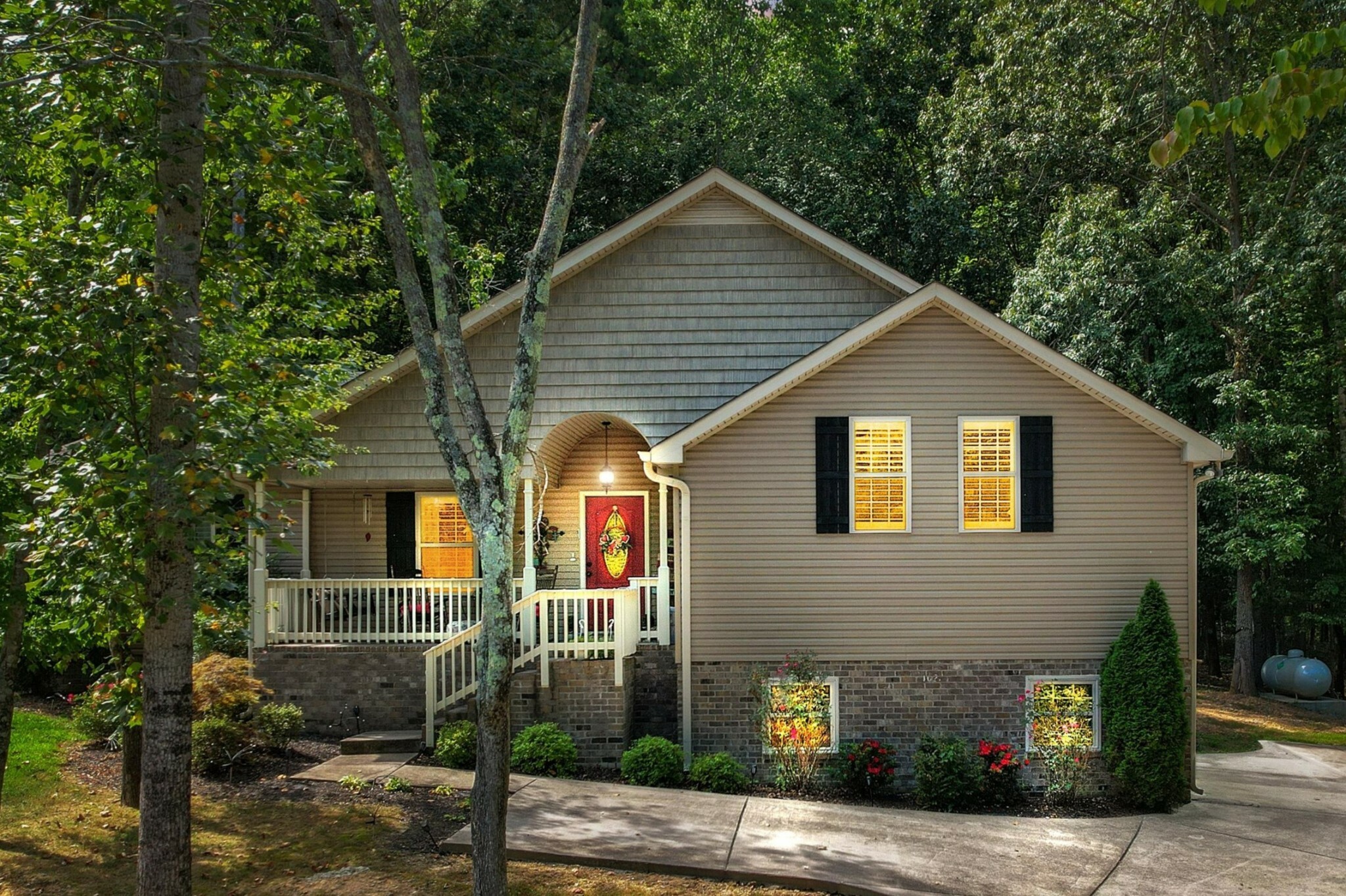 Property Photo: 1021 Goldfinch Trl TN 37148