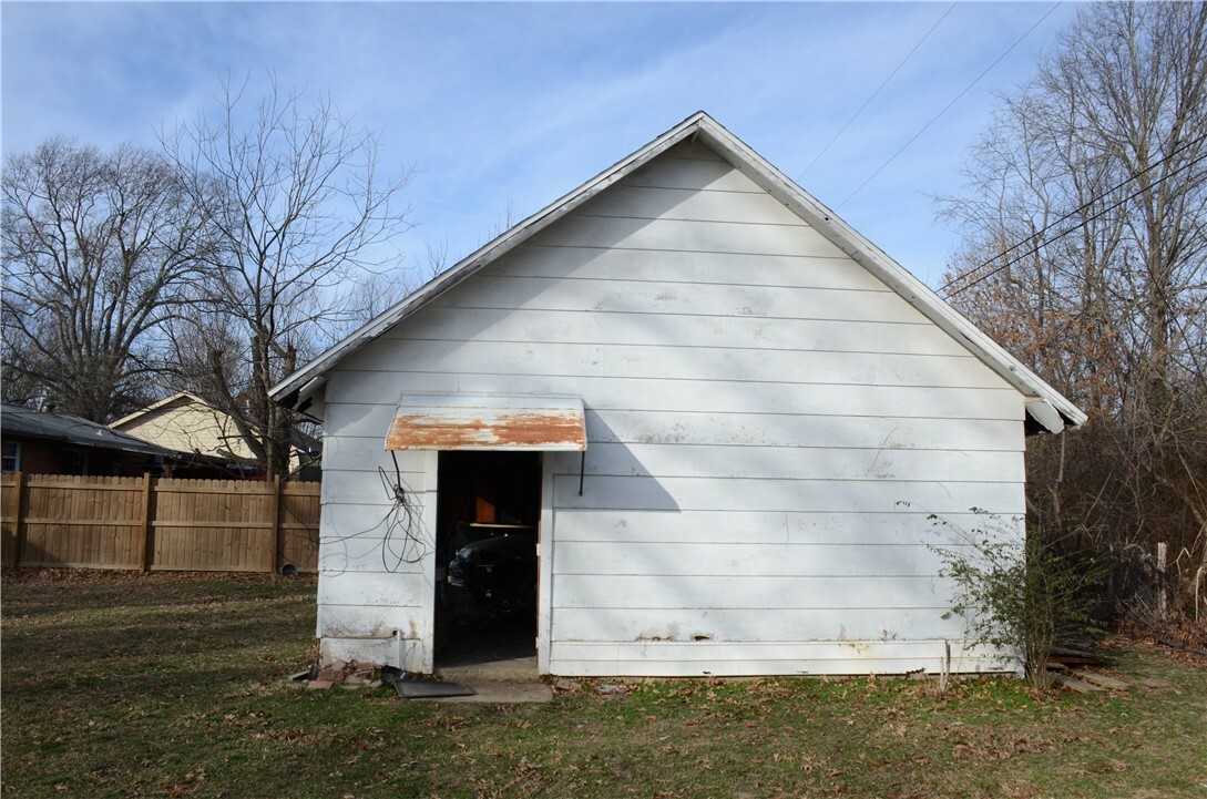 Property Photo:  221 W Highland Street  AR 72761 