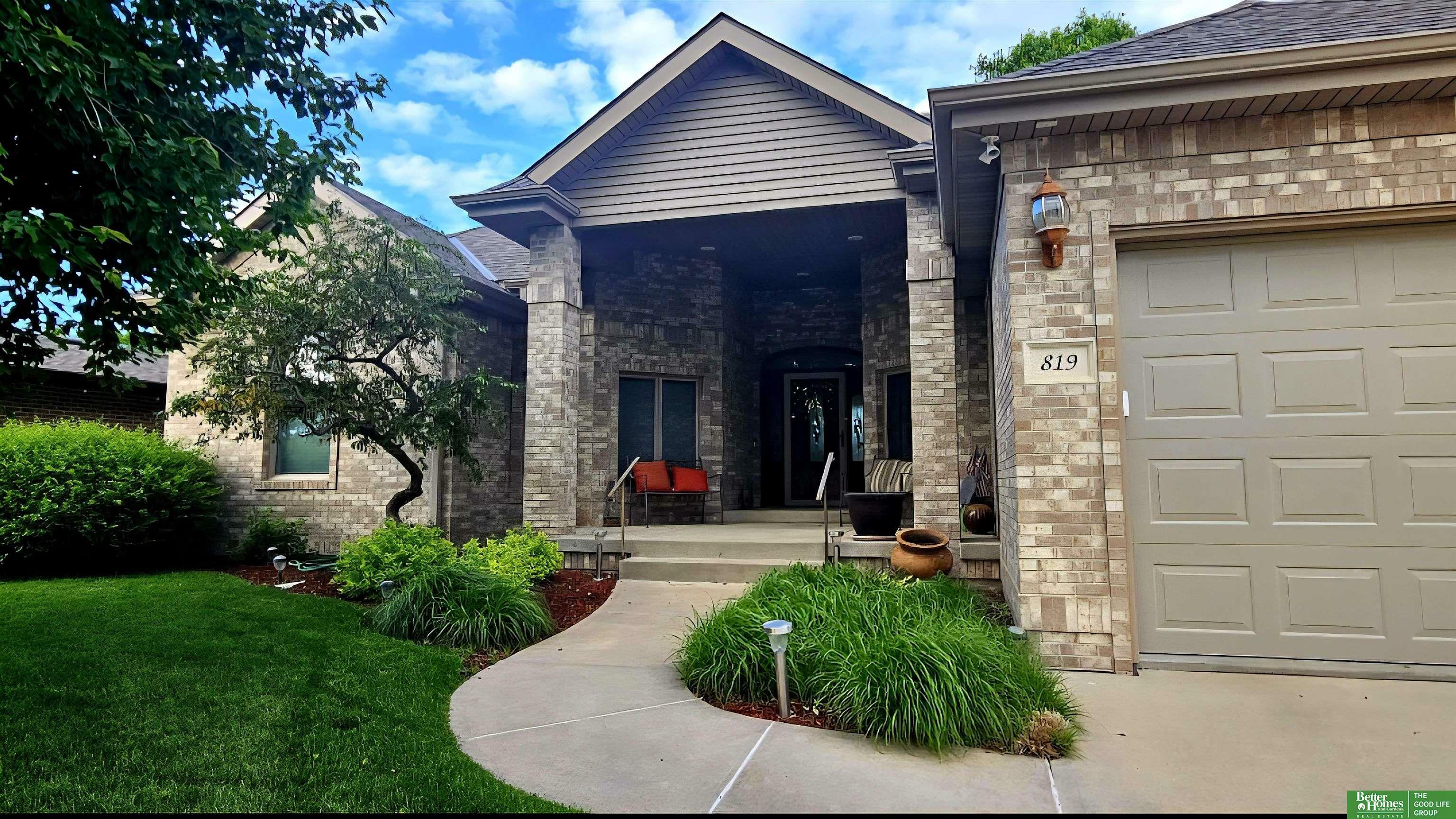 Property Photo: 819 S Country Club Avenue NE 68467