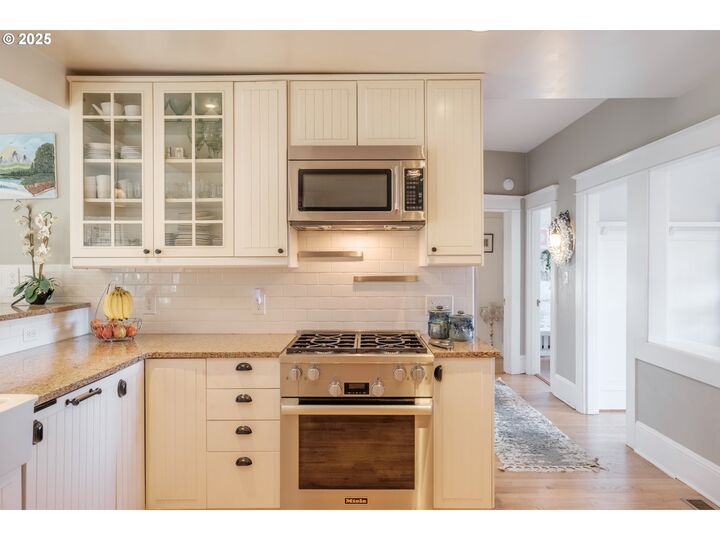 Property Photo:  13060 SW Elk Rock Rd  OR 97034 