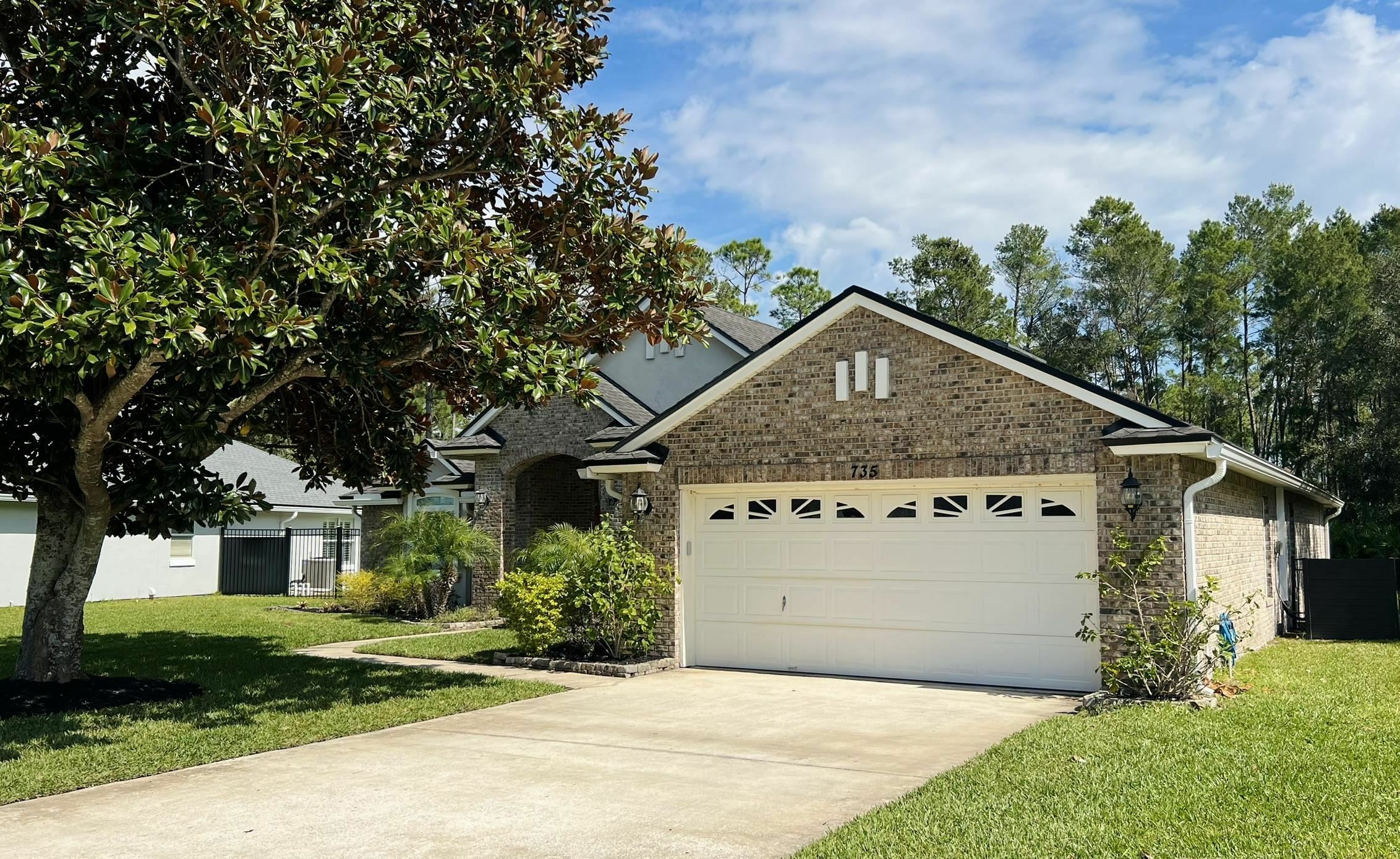 Property Photo: 735 E Red House Branch Rd FL 32084