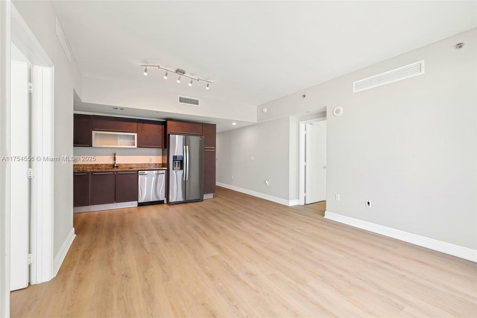 Property Photo:  950 Brickell Bay Dr 1606  FL 33131 