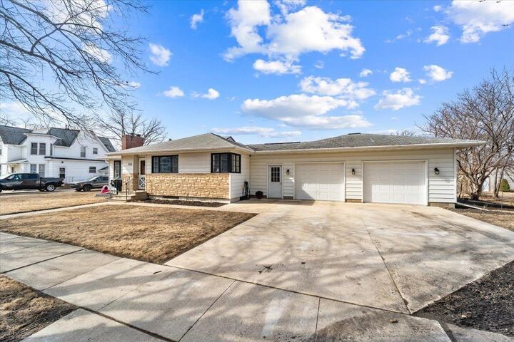 Property Photo: 316 3rd Ave SE IA 50662