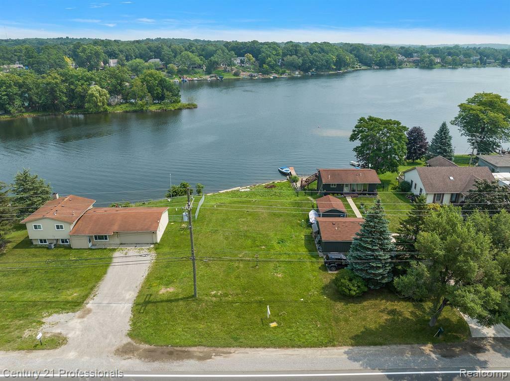 Property Photo: 9876 Dixie Highway MI 48348 2459