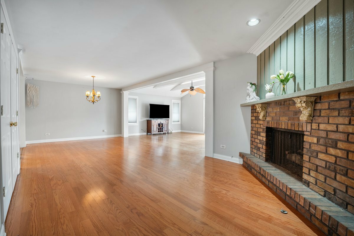Property Photo: 690 Carlton Drive IL 60120