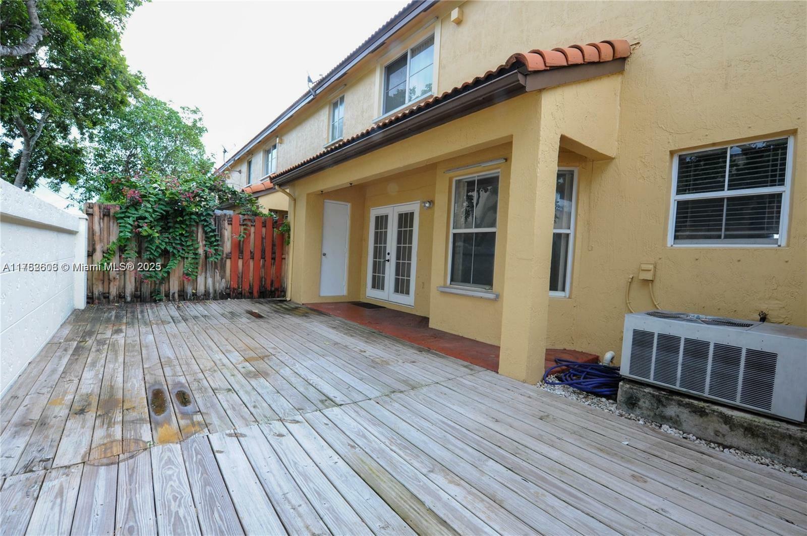 Property Photo:  13973 N Forest Oak Cir 0  FL 33325 