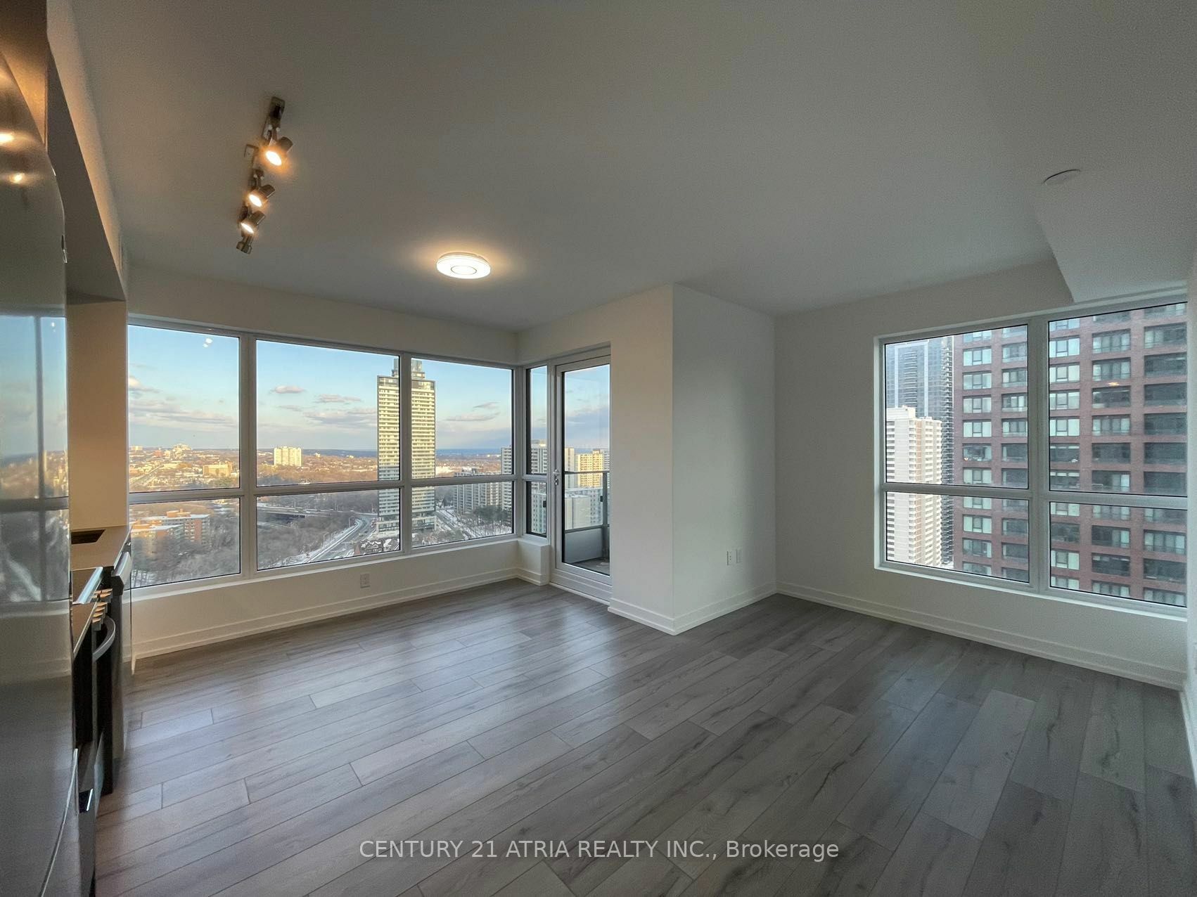 Property Photo: 395 Bloor Street E 2011 ON M4W 0B4