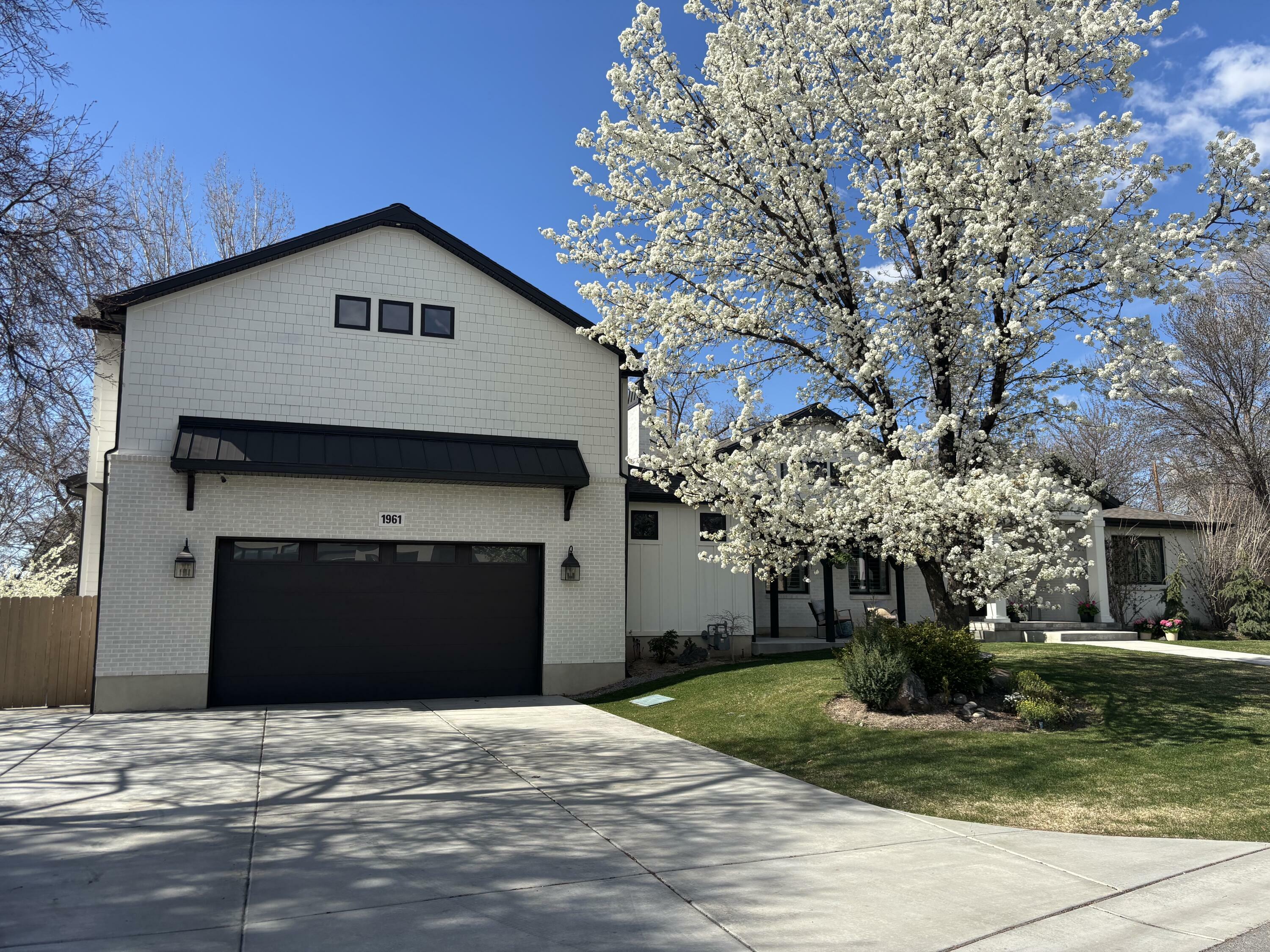 Property Photo: 1961 E Longview Dr UT 84124
