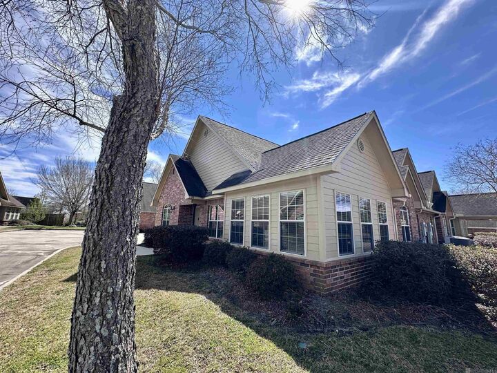 Property Photo: 7111 Village Charmant #94 LA 70809
