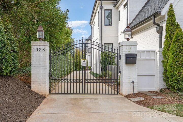 Property Photo:  1328 S Kings Drive  NC 28207 