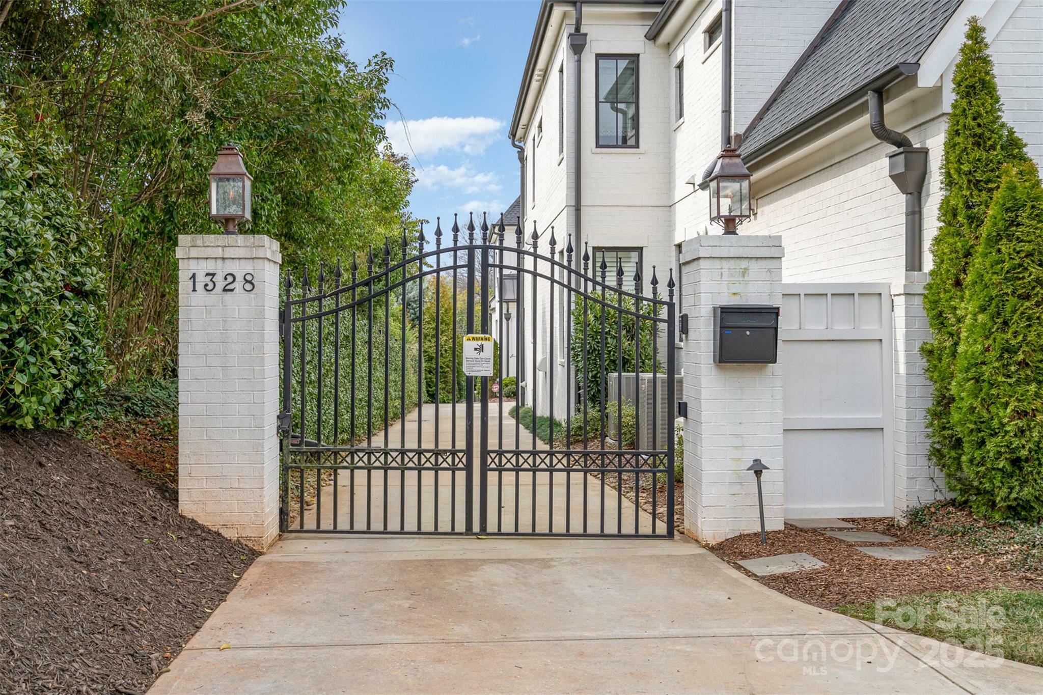 Property Photo:  1328 S Kings Drive  NC 28207 