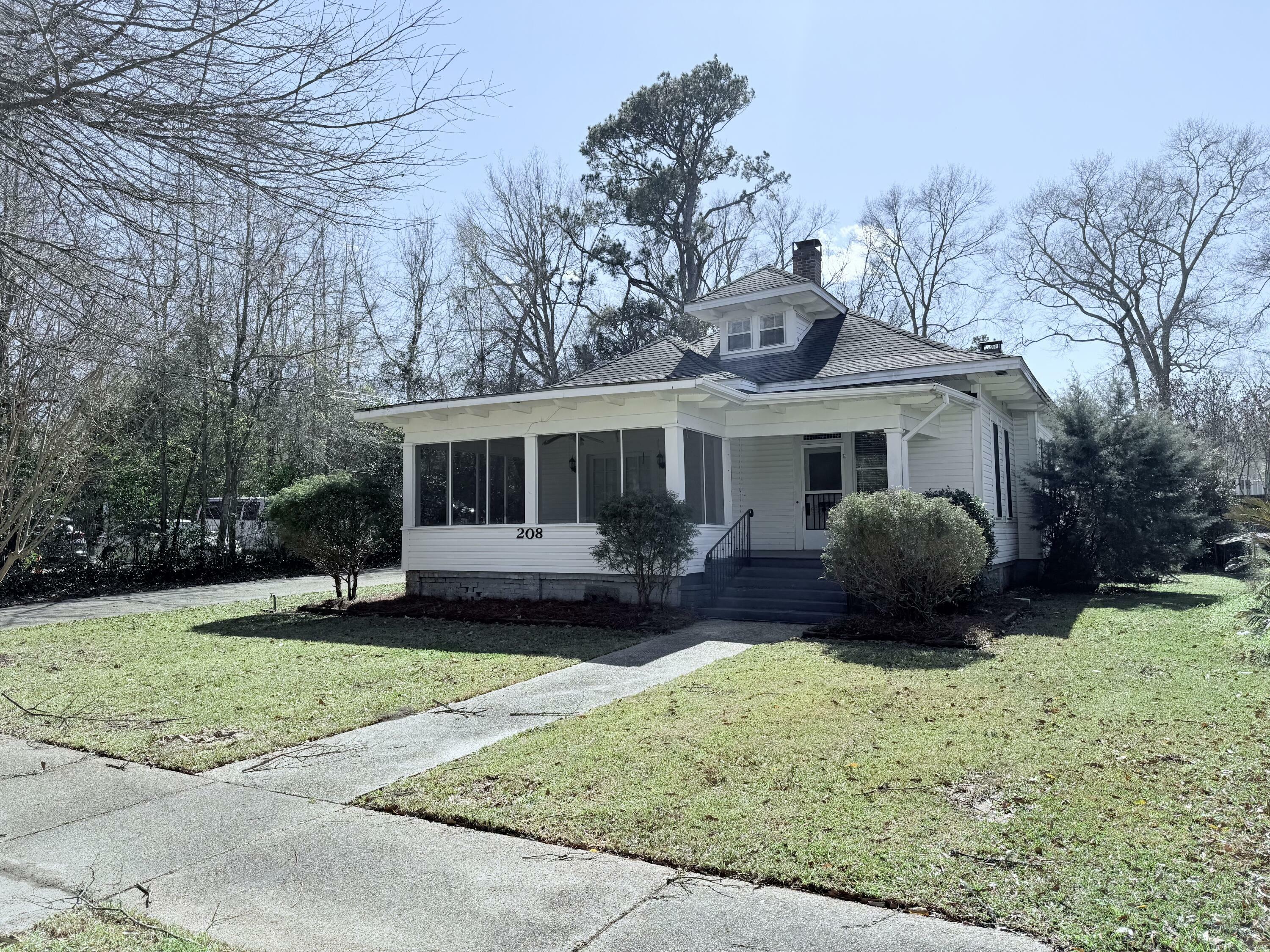 Property Photo: 208 3rd Ave. MS 39401